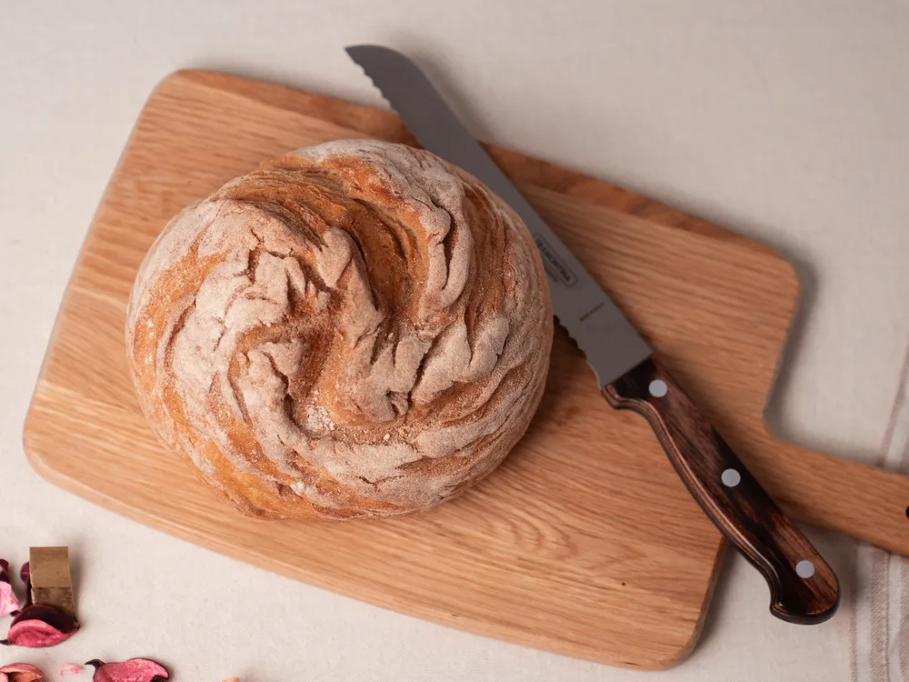 Una pagnotta artigianale senza glutine sul tagliere