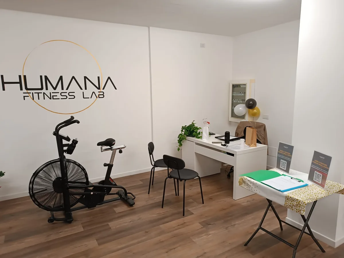 L’accoglienza di Humana Fitness Lab, con il logo dello studio alla parete