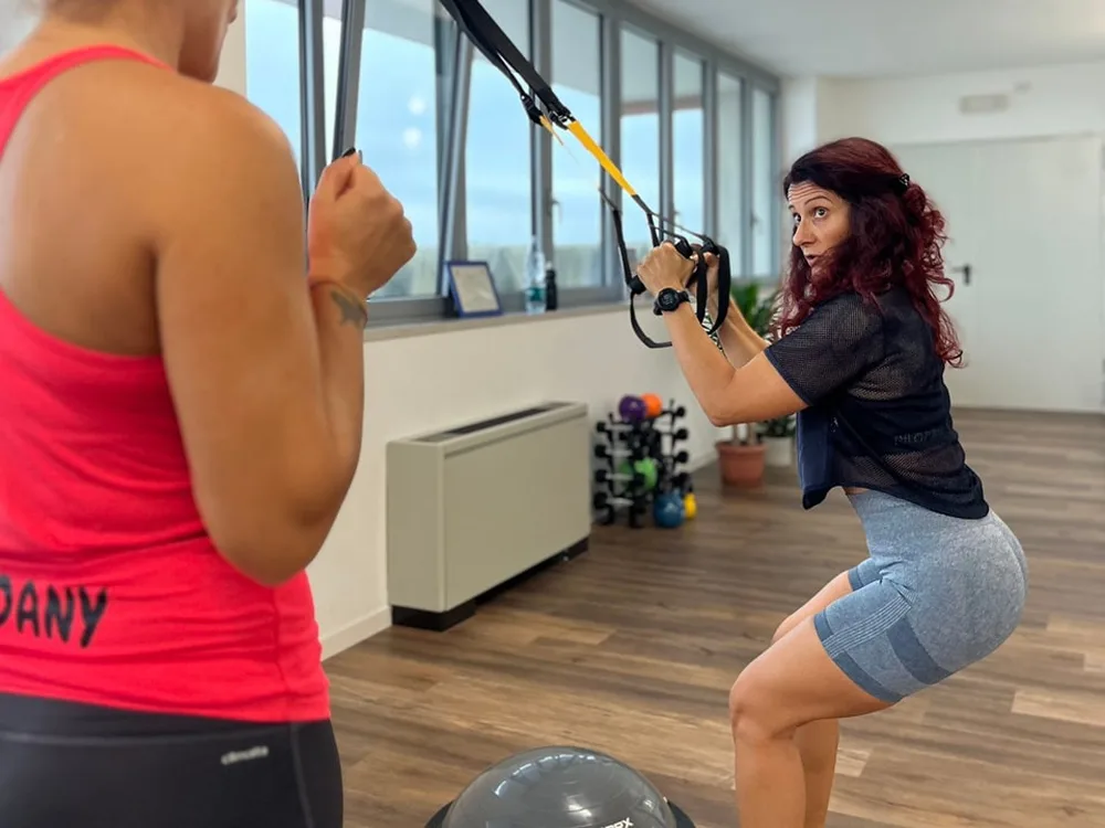 Daniela Veneri segue un allenamento con il TRX